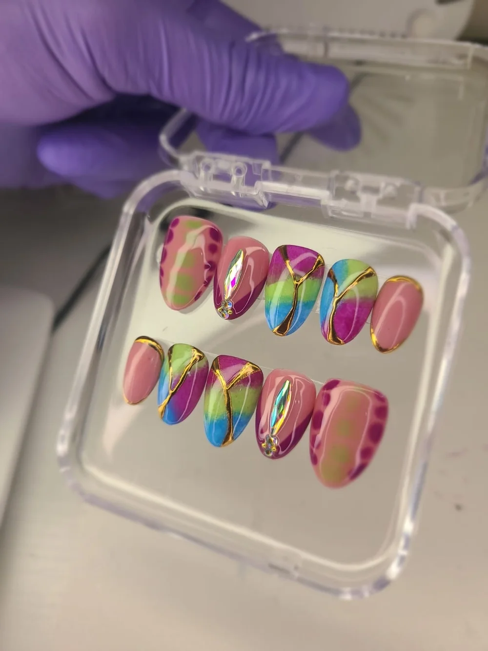 Size(M)-Multicolor Pink Iridescent Press-On Nail Set.